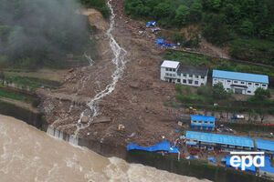 Времянки рабочих снесло потоком воды и камней