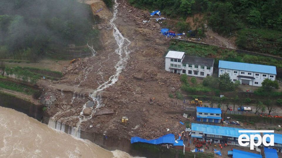 Времянки рабочих снесло потоком воды и камней