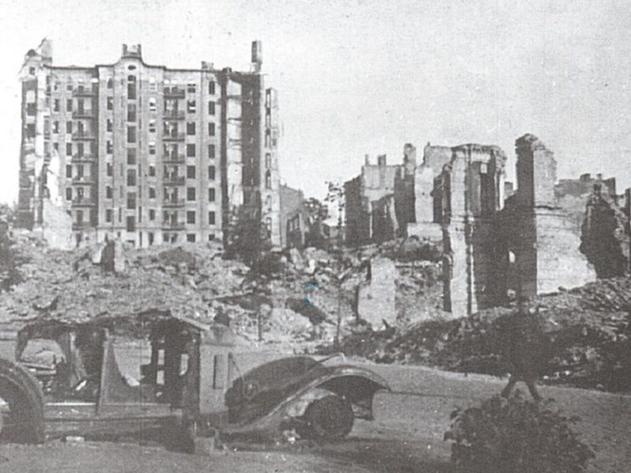 1942 г. Разрушенные здания на улице Институтской. В центре остов дома Гинзбурга, на месте которого сейчас размещается гостиница "Украина"