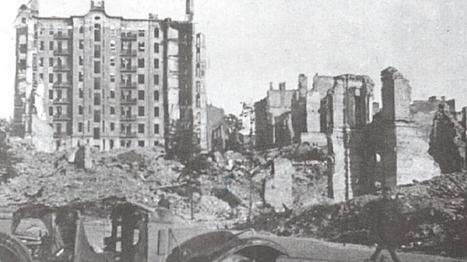 1942 г. Разрушенные здания на улице Институтской. В центре остов дома Гинзбурга, на месте которого сейчас размещается гостиница "Украина"