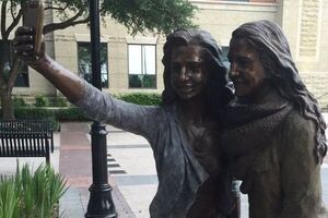 Статуя расположена у здания местной мэрии