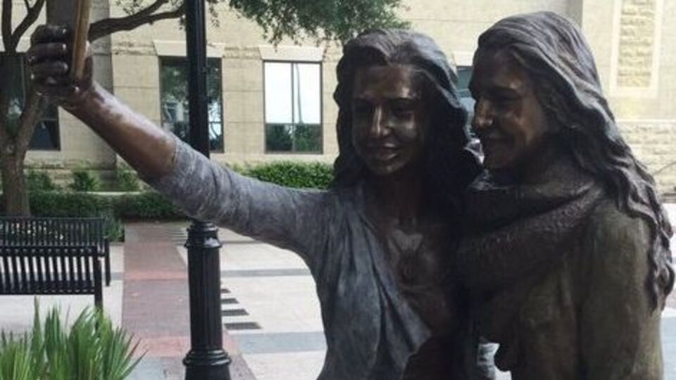 Статуя расположена у здания местной мэрии