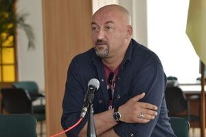 Алексей Мочанов считает, что люстрация стала попыткой выплеснуть ребенка, а "вода остается в кастрюле"