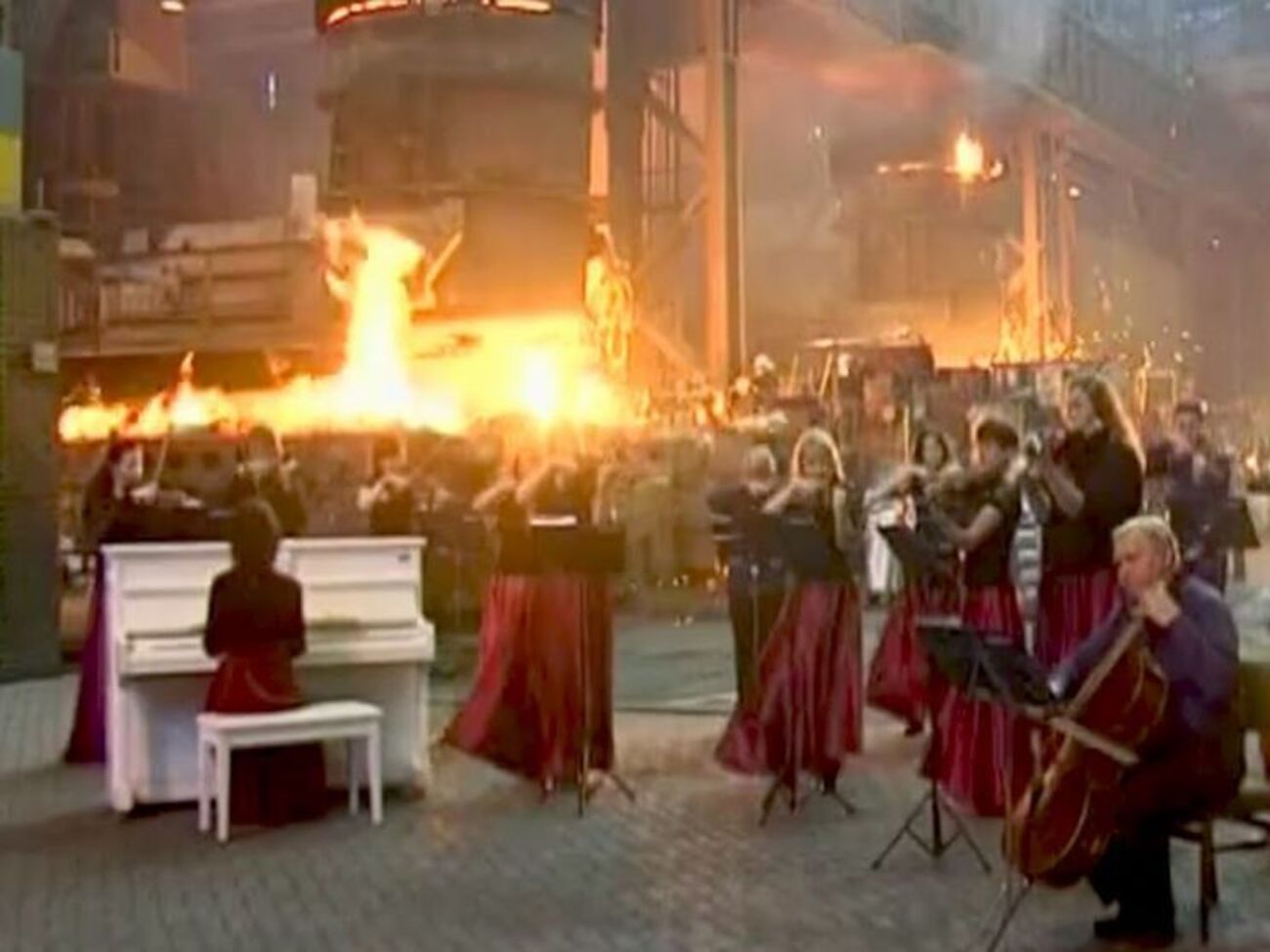 Музыканты выступили на фоне работающего цеха по производству металлов