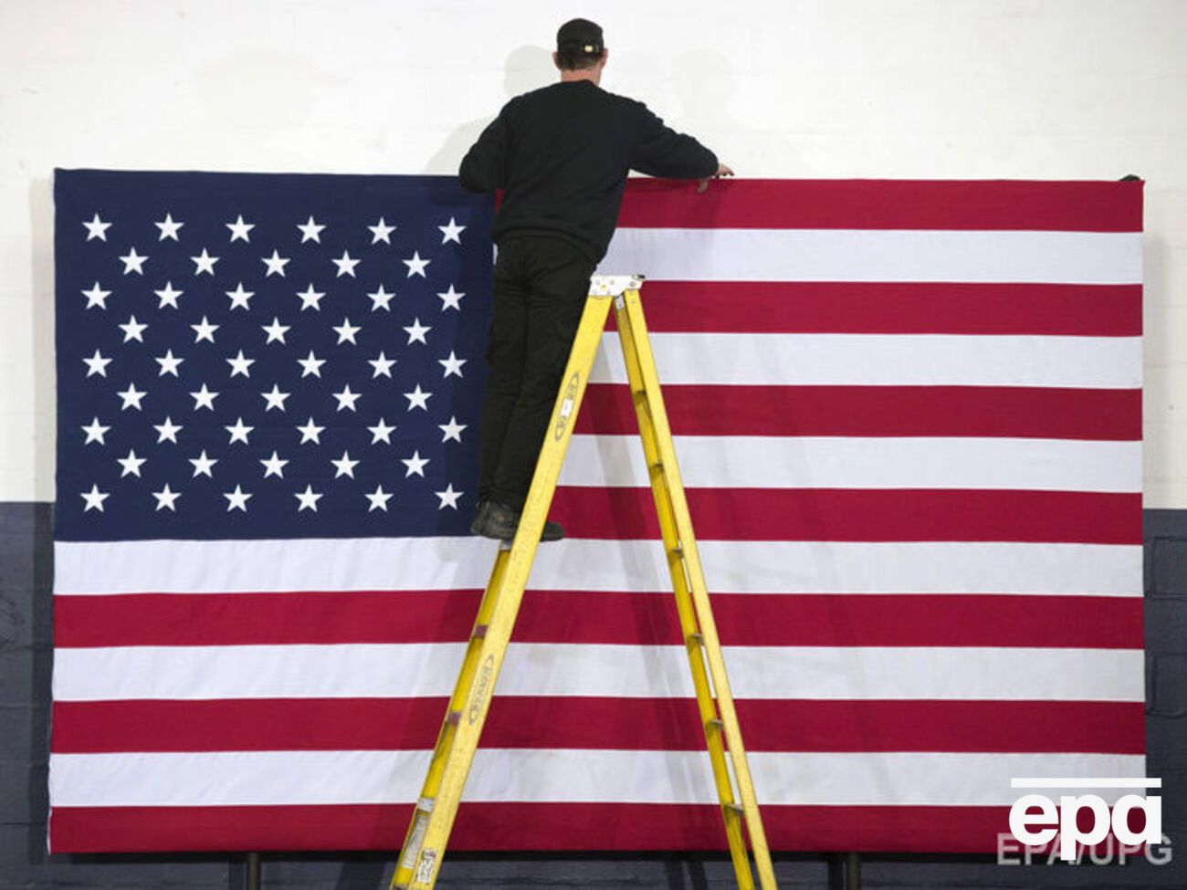 В США сокращается число жителей, поддерживающих Клинтон