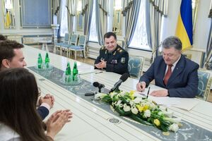 Порошенко: Закон является чрезвычайно важным шагом к укреплению обороноспособности страны
