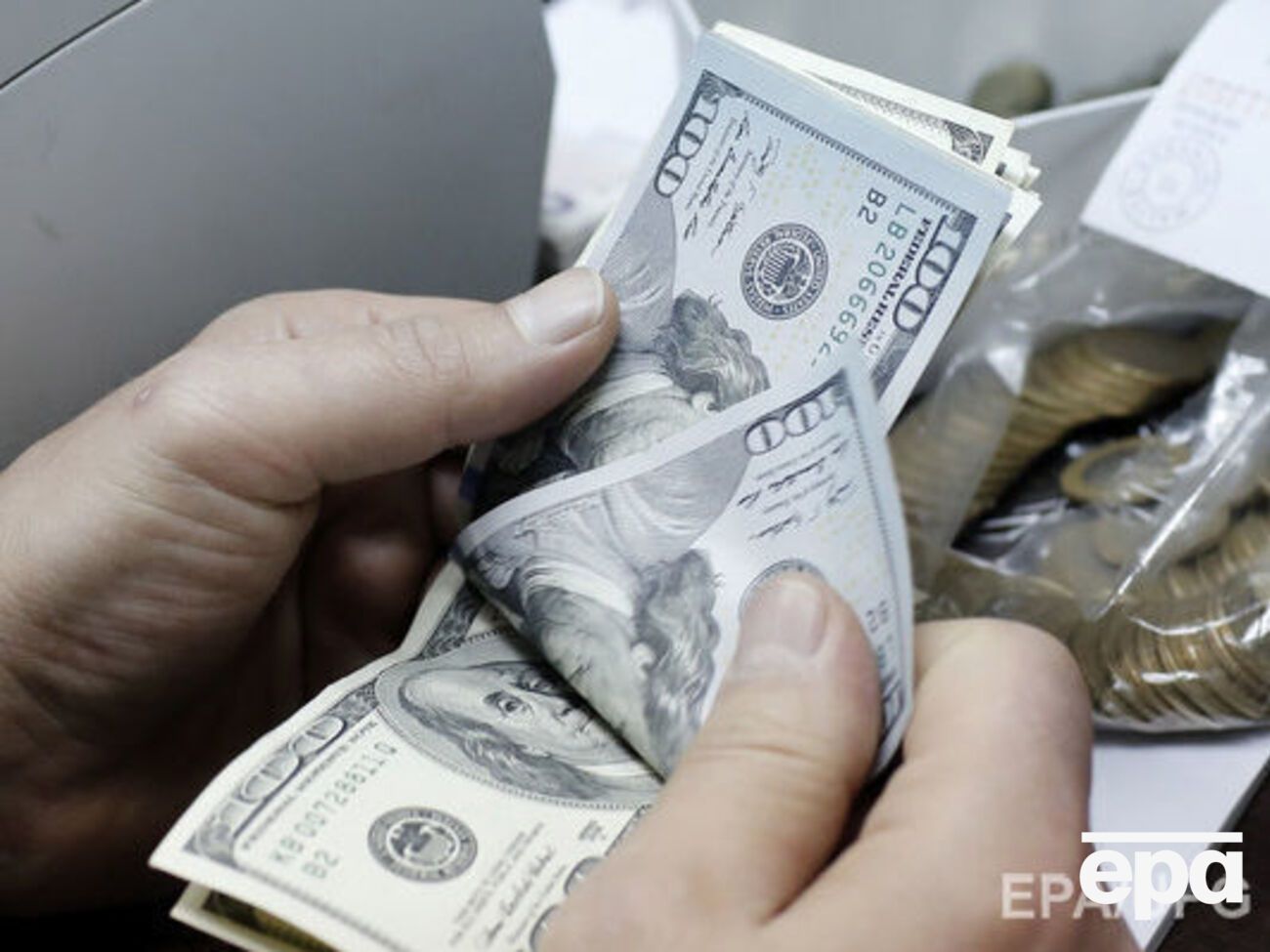 Гривна подешевела по отношению к доллару