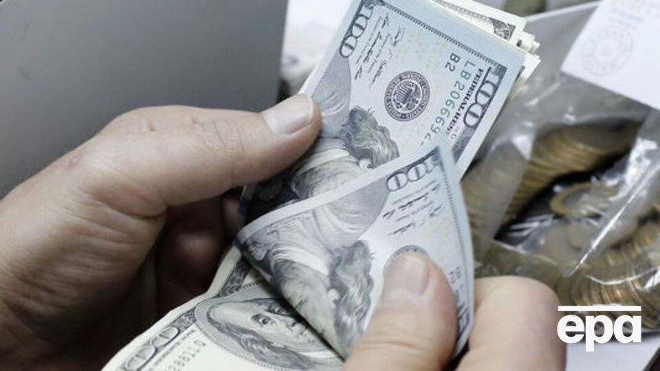 Гривна подешевела по отношению к доллару