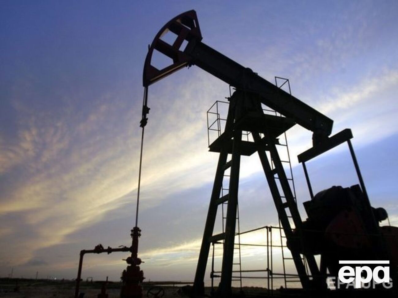 Нефть немного подешевела