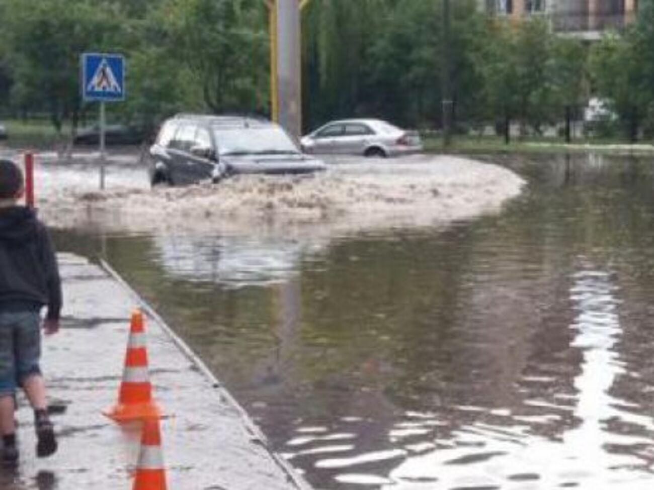Луцк залило ливнем и присыпало градом