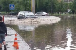 Луцк залило ливнем и присыпало градом