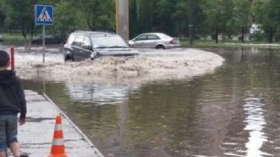 Луцк залило ливнем и присыпало градом