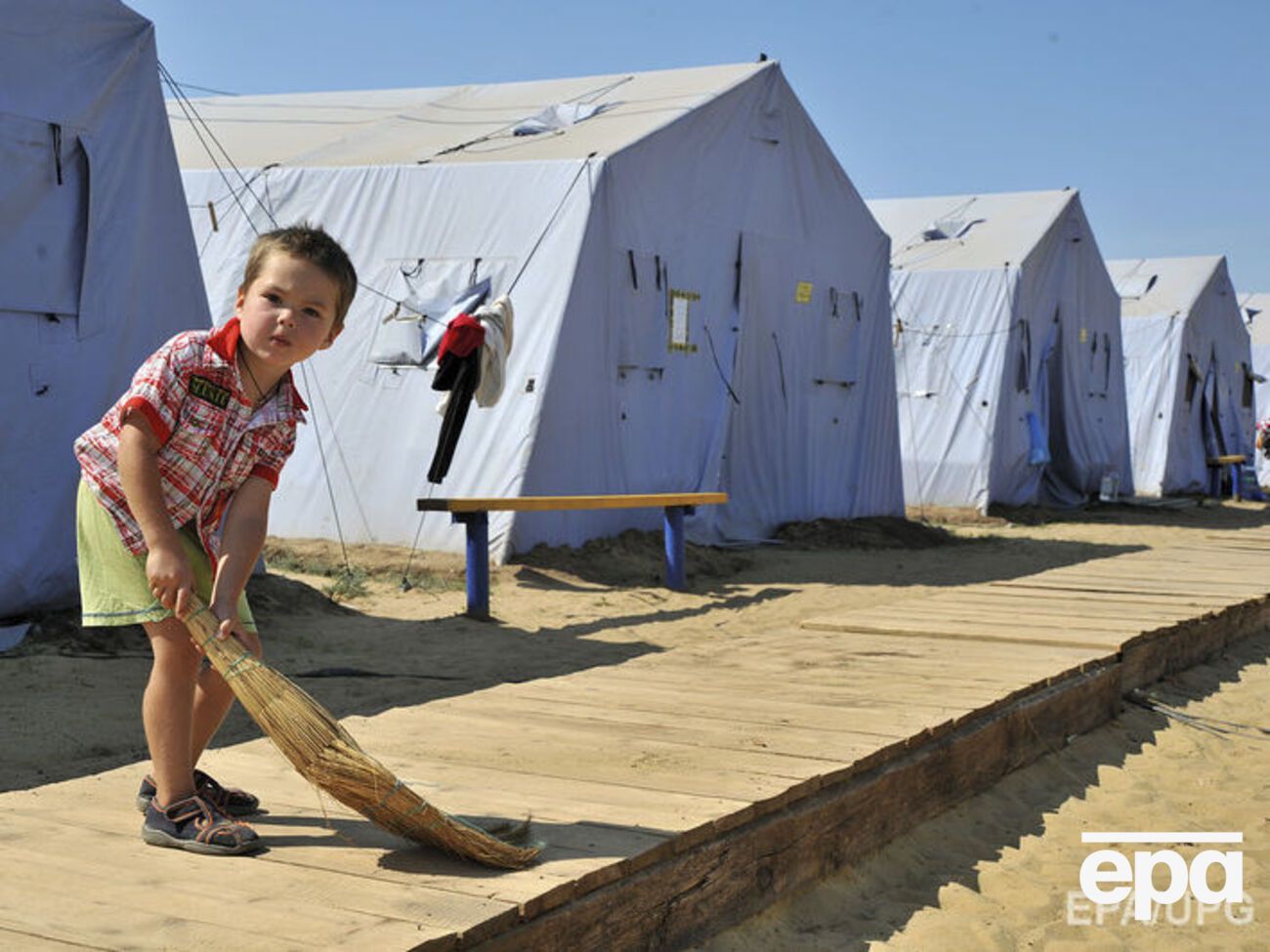 83% украинцев не изменили своего отношения к переселенцам за два года войны
