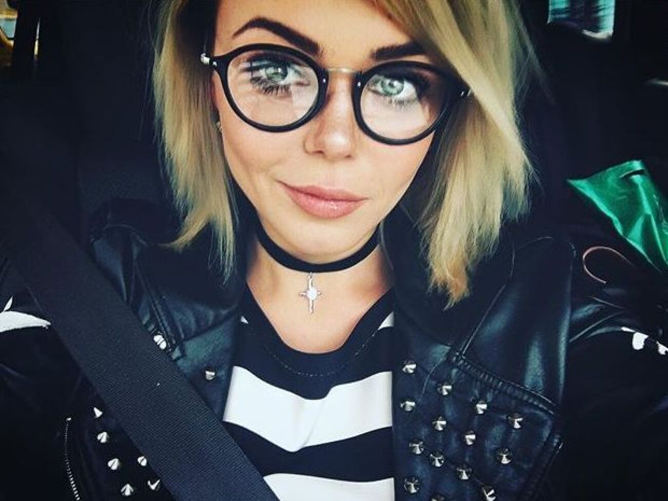 Гросу в клипе "Собака" исполнила роль жительницы городка феминисток