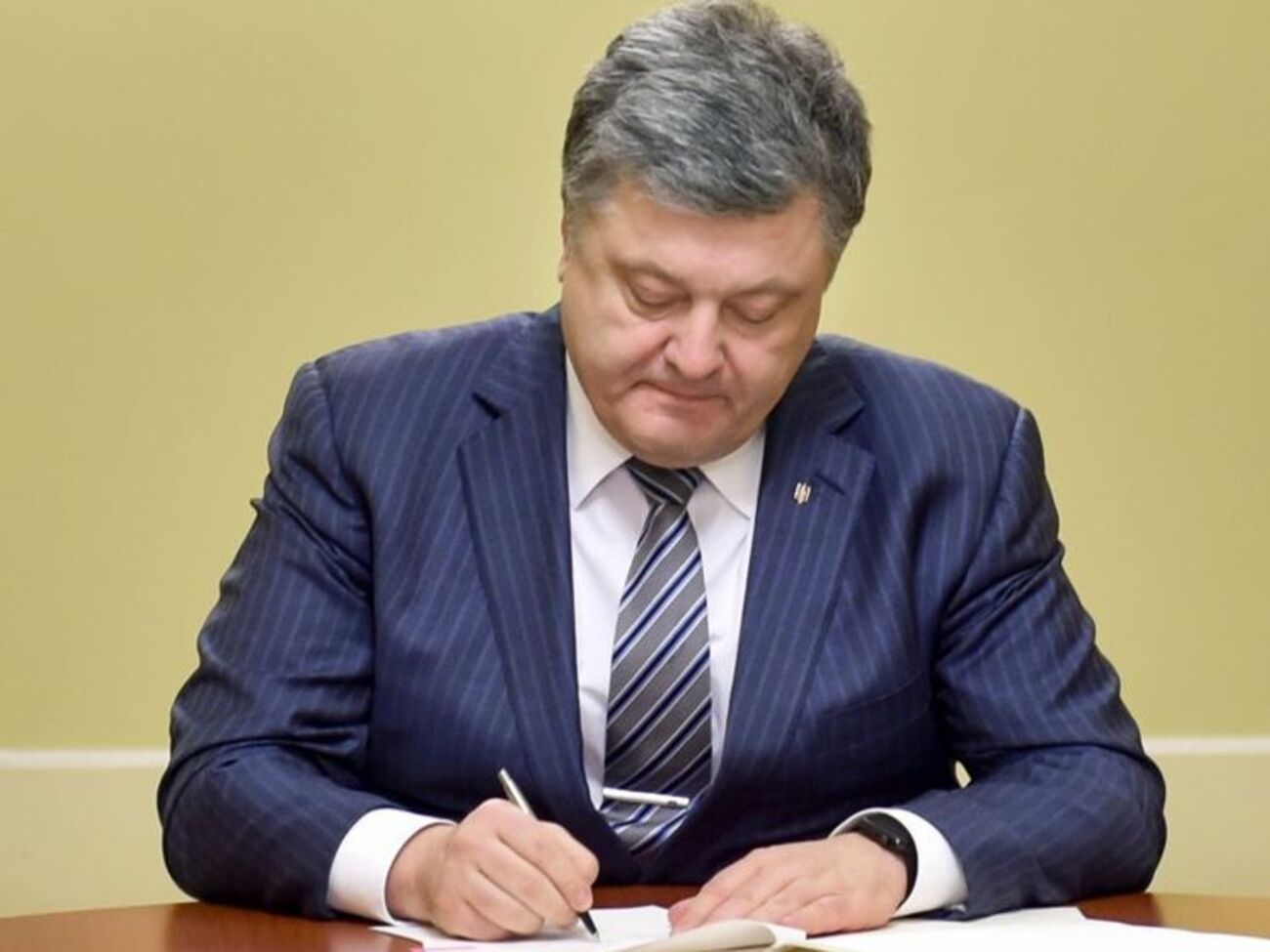 Порошенко упростил службу иностранцев в украинской армии