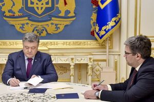 Порошенко: Ценой чрезвычайных усилий нам наконец удалось сломить негативную тенденцию падения ВВП