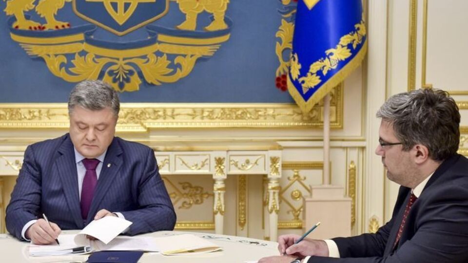 Порошенко: Ценой чрезвычайных усилий нам наконец удалось сломить негативную тенденцию падения ВВП
