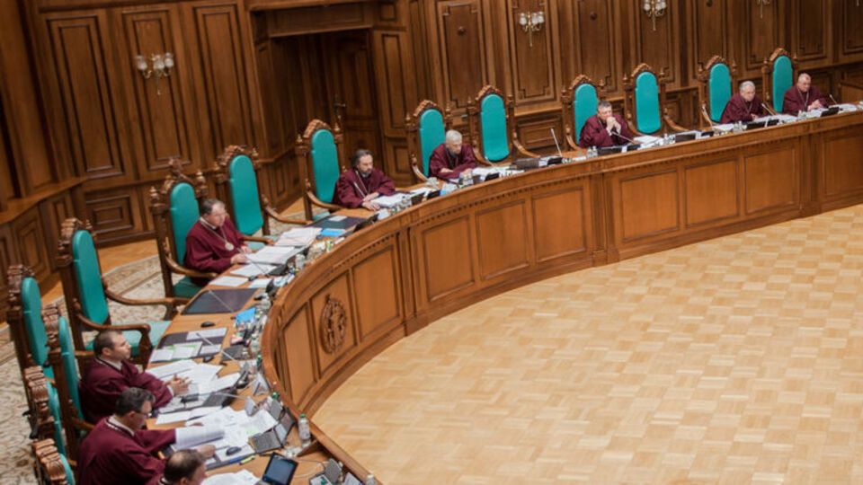 Конституционный Суд продолжит рассмотрение закона о люстрации во вторник