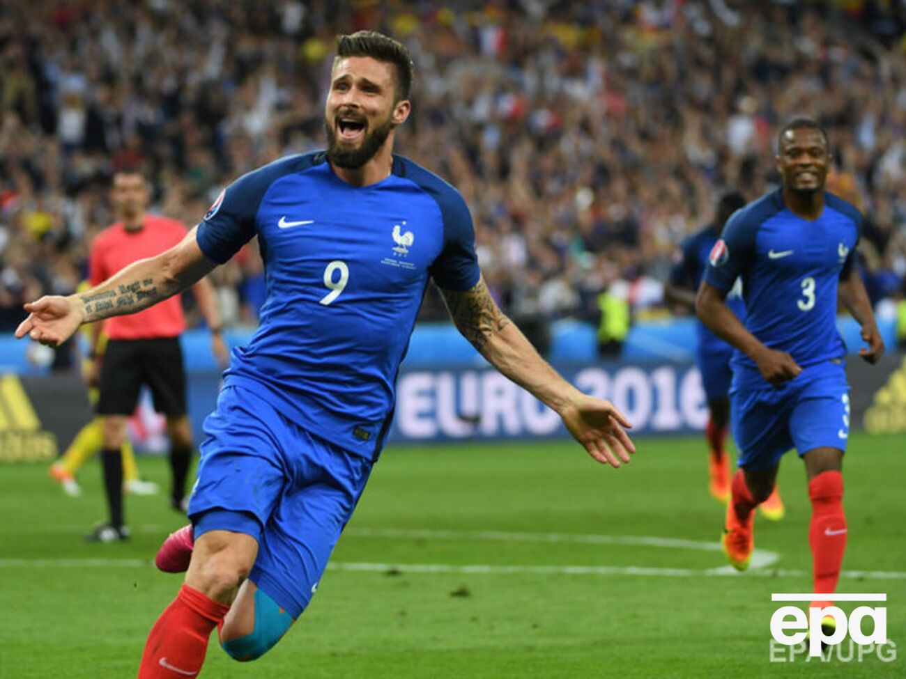 Жиру (слева) открыл счет в матче