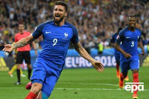 Жиру (слева) открыл счет в матче