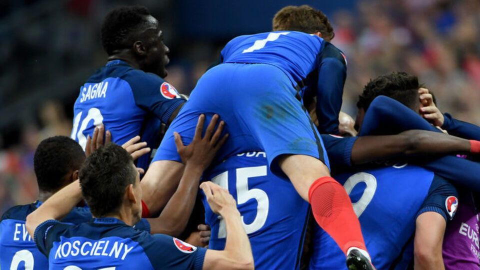 Франция обыграла Румынию в стартовом матче Евро 2016. Фоторепортаж