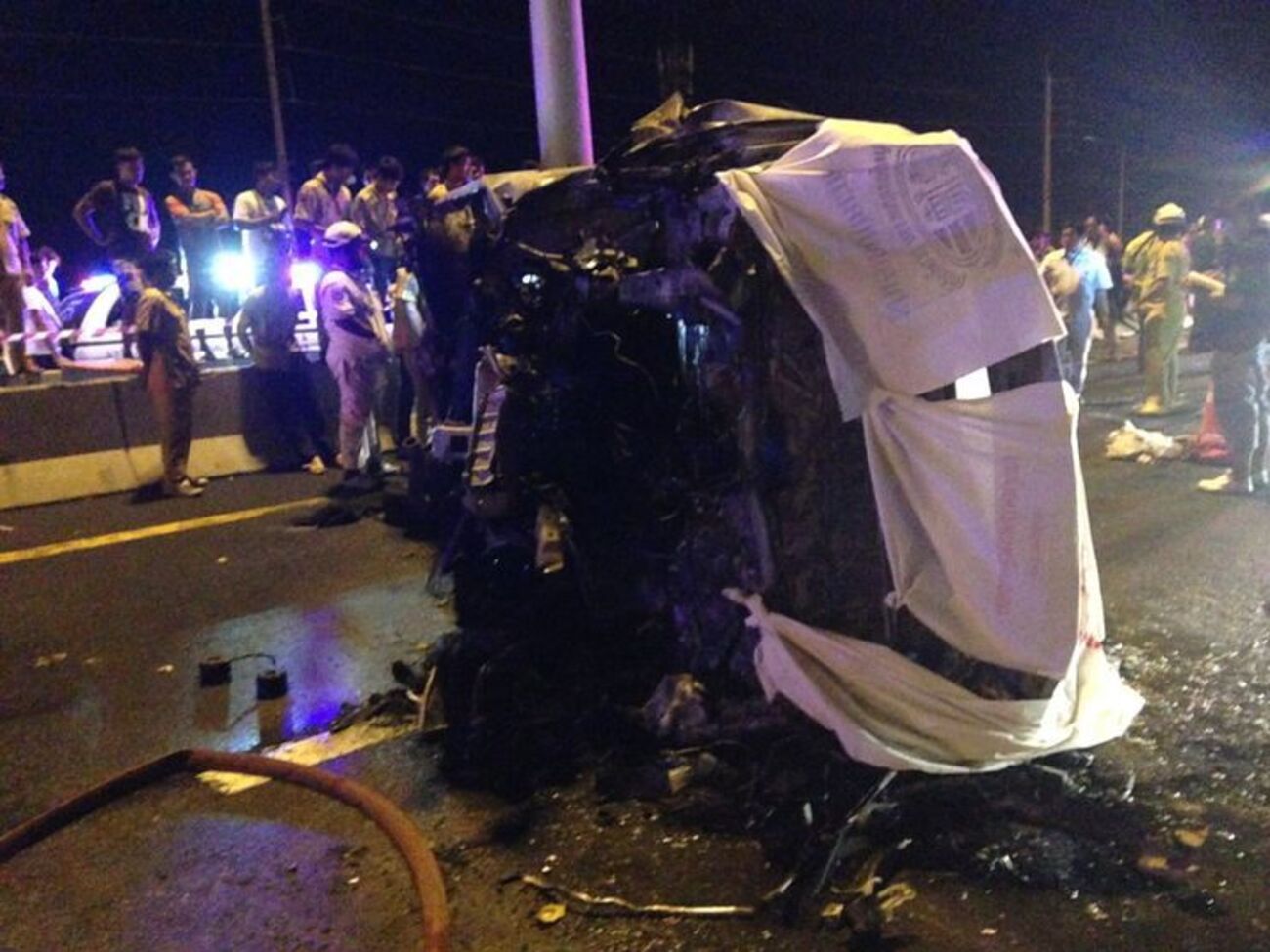 Автобус перевернулся и загорелся