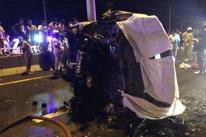 Автобус перевернулся и загорелся