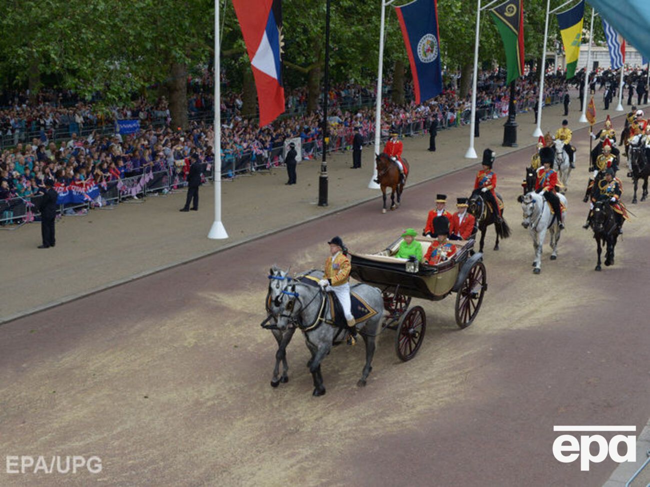 Королева Елизавета II проехала в карете со своим мужем, герцогом Эдинбургским