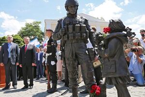 В аннексированном Крыму открыли памятник "вежливым людям"