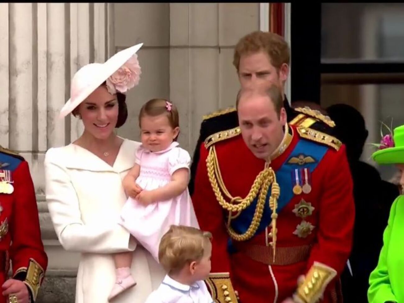 Королевское семейство на балконе Букингемского дворца
