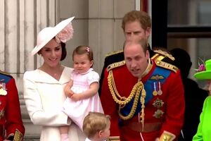 Королевское семейство на балконе Букингемского дворца