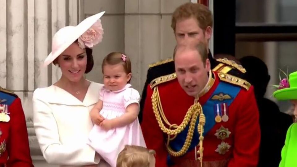 Королевское семейство на балконе Букингемского дворца