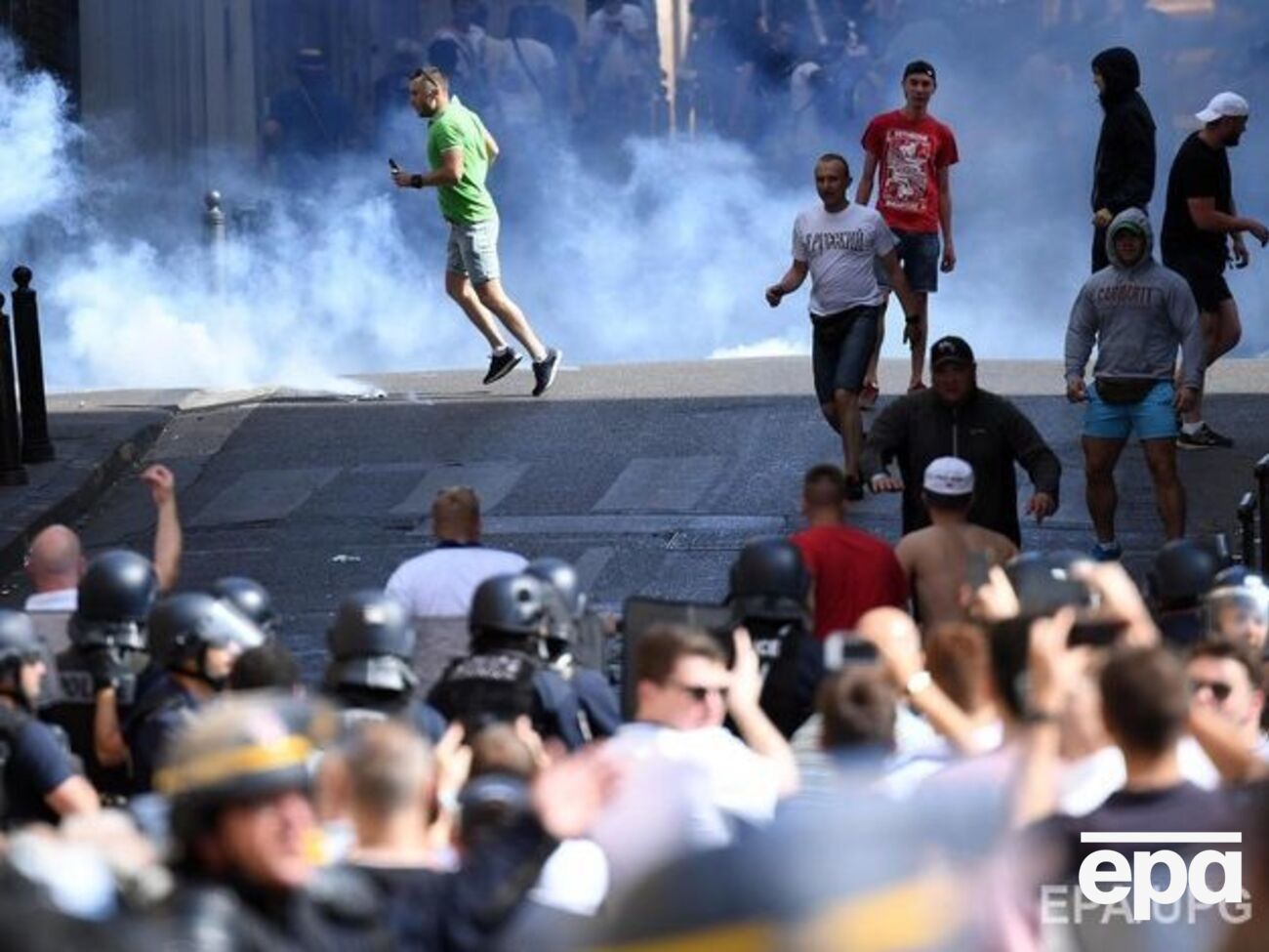 В столкновениях принимали участие по 300 английских и российских фанатов