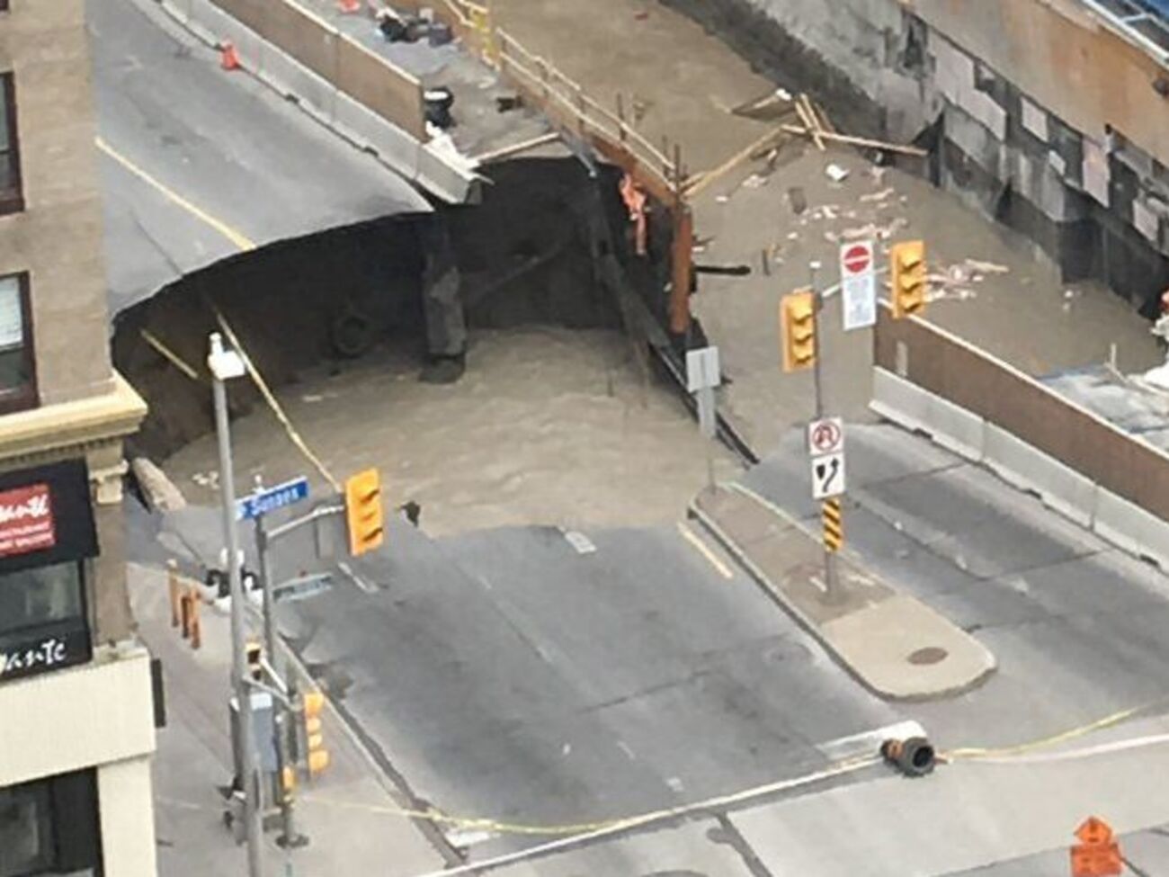 В центре Оттавы, на проезжей части, образовался провал