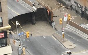 В центре Оттавы, на проезжей части, образовался провал