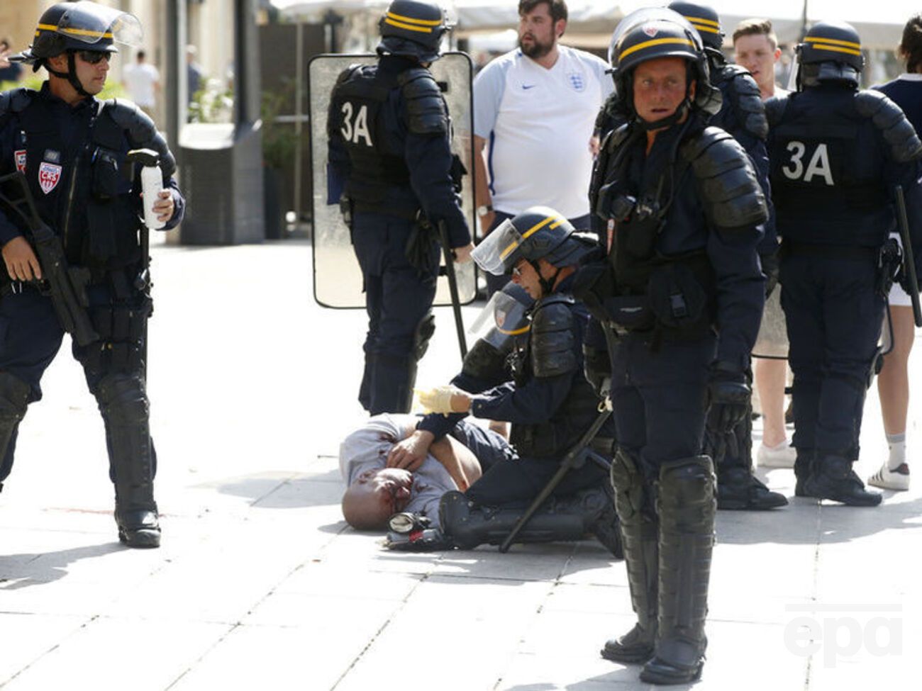 Один из футбольных фанатов получил серьезные ранения