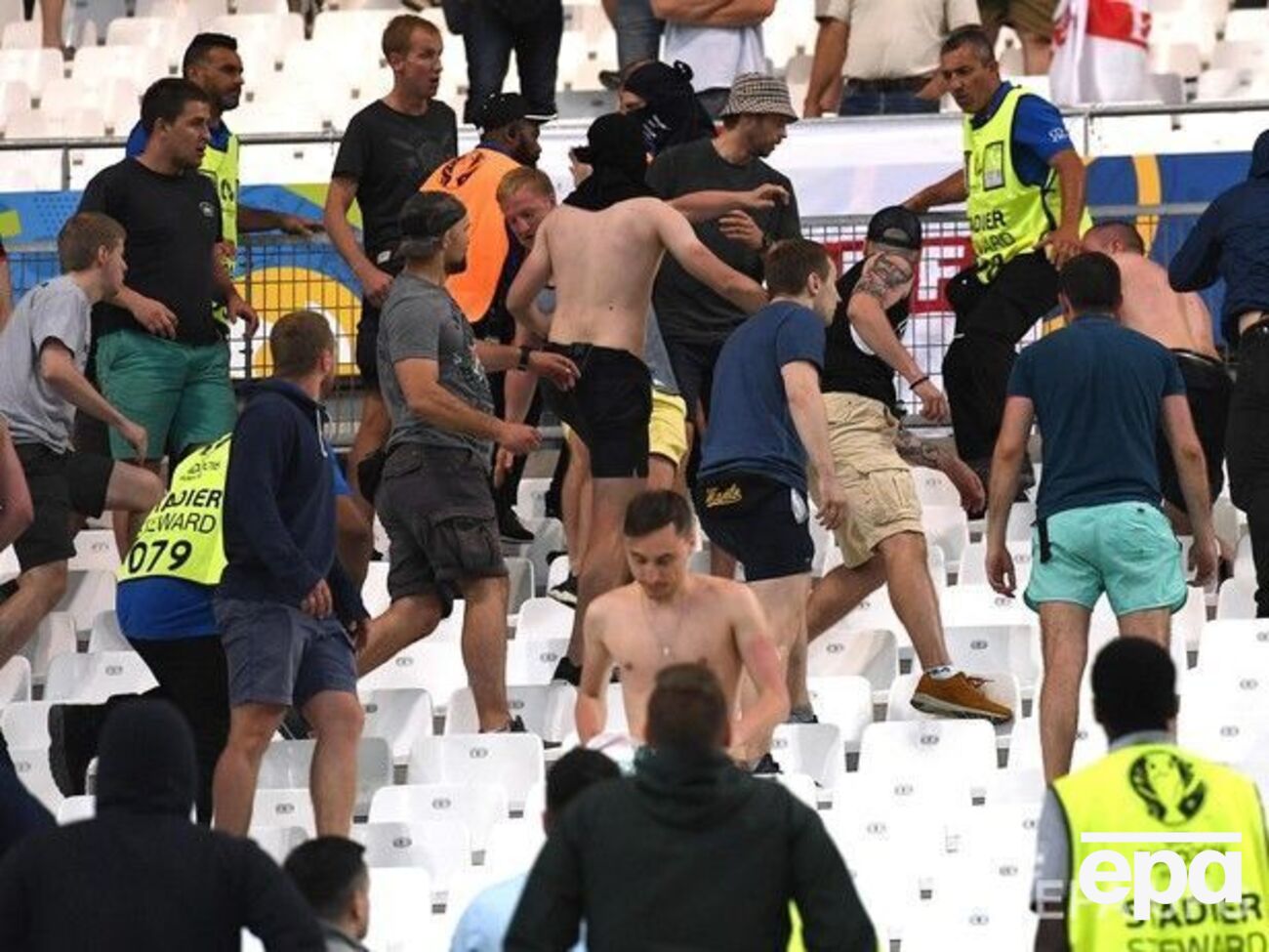 Диктор обращался к российским фанатам по-русски, требуя прекратить потасовку, но безуспешно. Разделить соперников смогли полицейские