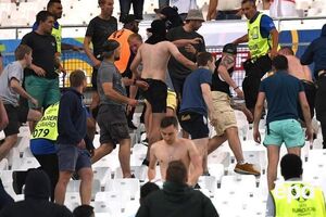 Диктор обращался к российским фанатам по-русски, требуя прекратить потасовку, но безуспешно. Разделить соперников смогли полицейские