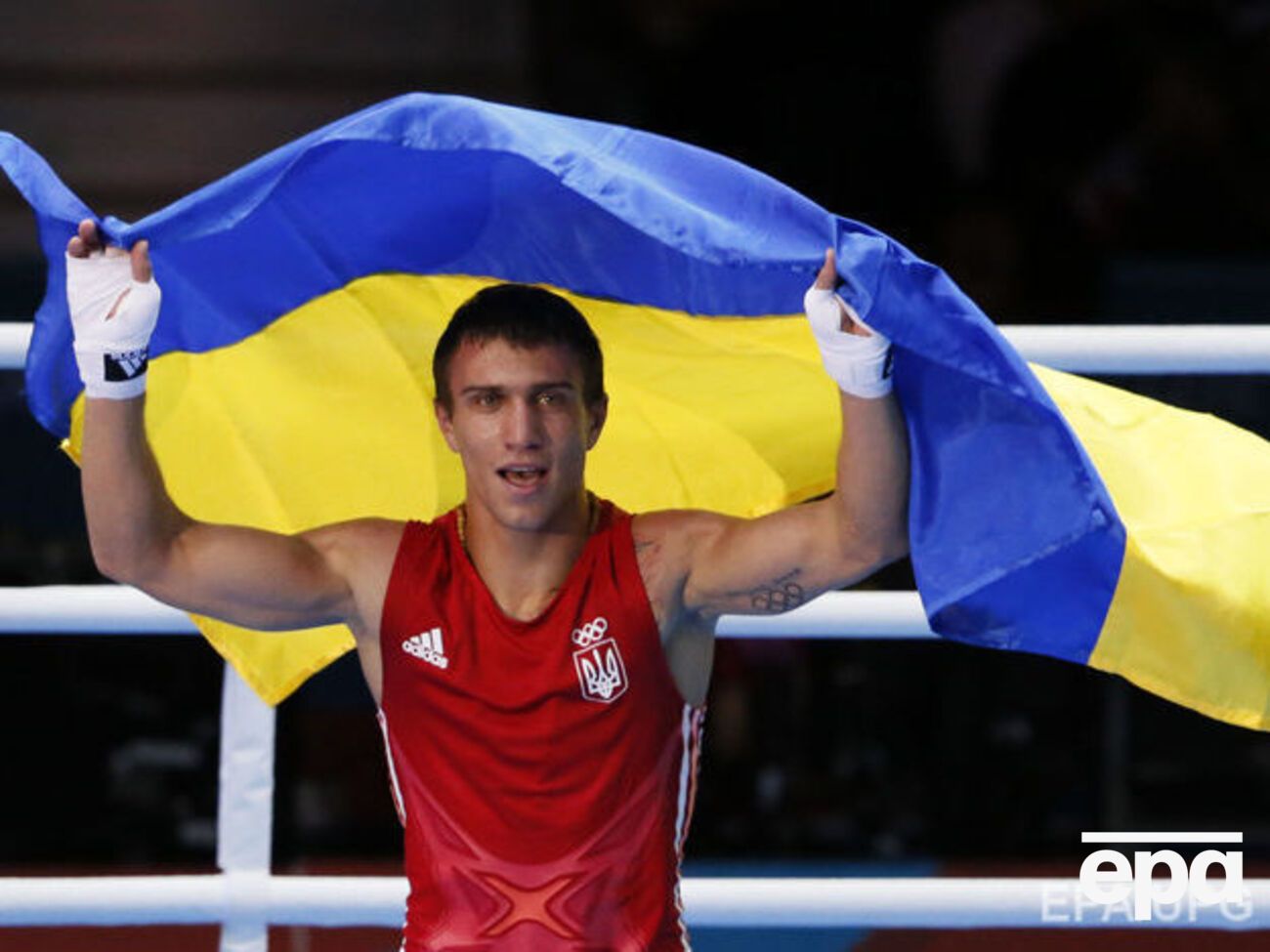 Украинец Ломаченко в седьмом бою стал чемпионом мира по боксу в двух весовых категориях
