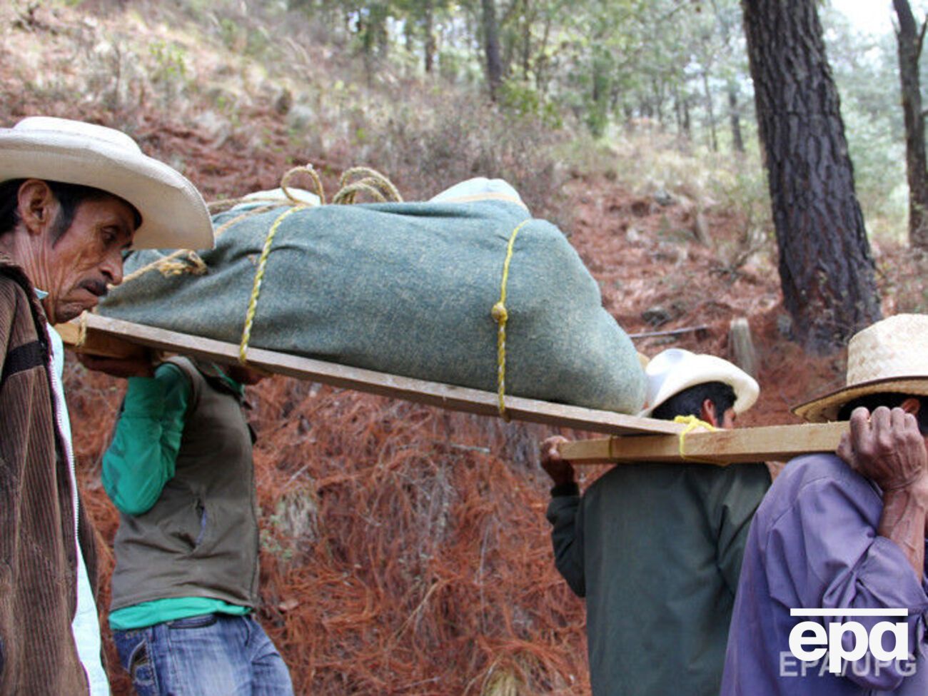 Фермеры эвакуируют тела погибших из горной деревни
