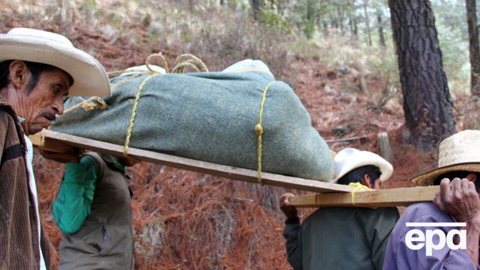 Фермеры эвакуируют тела погибших из горной деревни