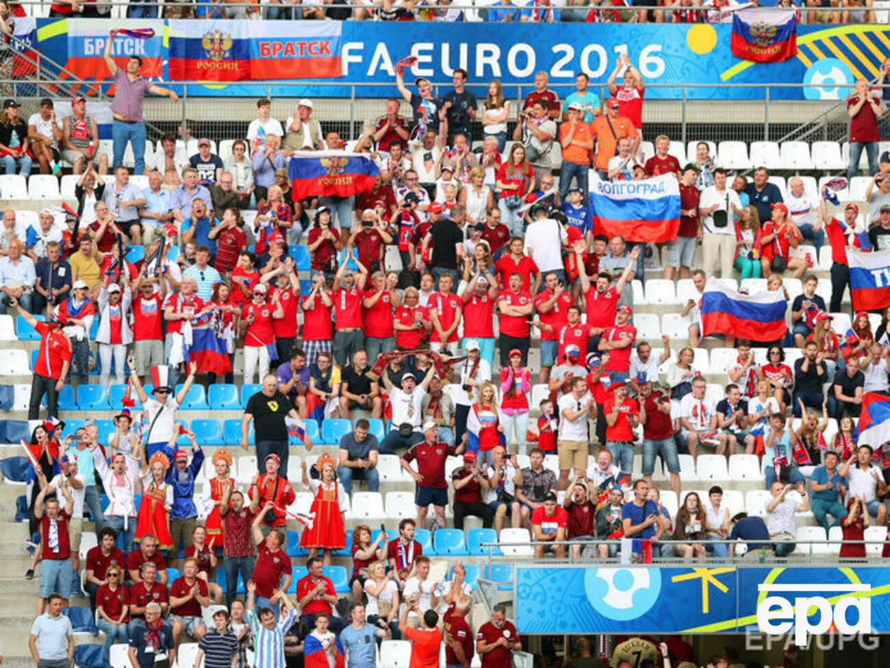 Агентство The Associated Press писало, что Россию могут ждать более жесткие санкции, чем Англию, поскольку россиян уже наказывали за поведение болельщиков на Евро 2012