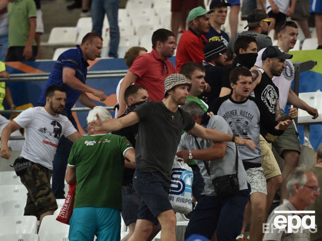 Кроме столкновений, российских болельщиков обвиняют в расистском поведении и использовании пиротехники на стадионе