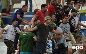 Кроме столкновений, российских болельщиков обвиняют в расистском поведении и использовании пиротехники на стадионе