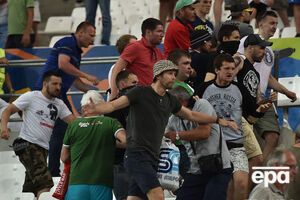 Кроме столкновений, российских болельщиков обвиняют в расистском поведении и использовании пиротехники на стадионе