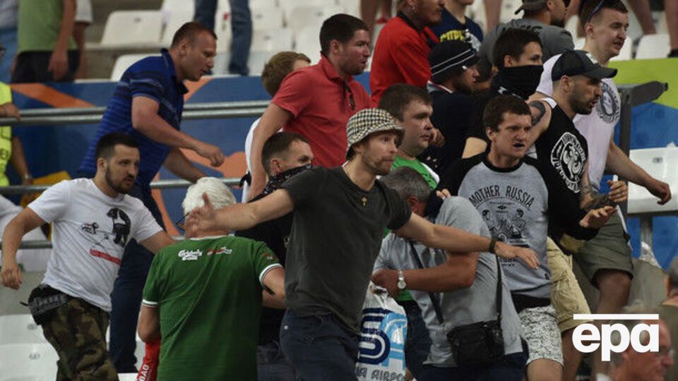 Кроме столкновений, российских болельщиков обвиняют в расистском поведении и использовании пиротехники на стадионе