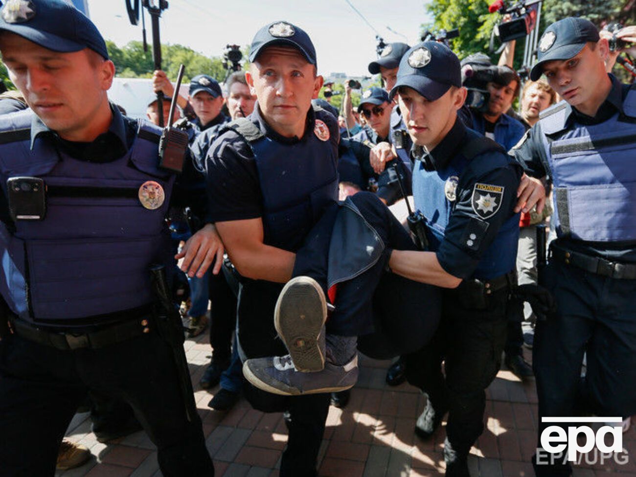 Полиция задерживает одного из противников Марша равенства