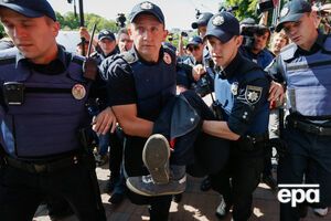 Полиция задерживает одного из противников Марша равенства