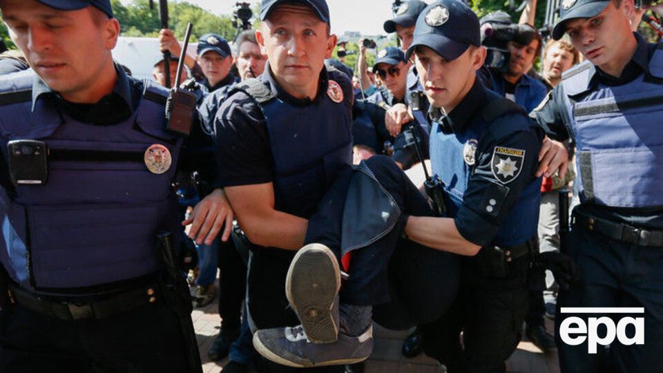 Полиция задерживает одного из противников Марша равенства