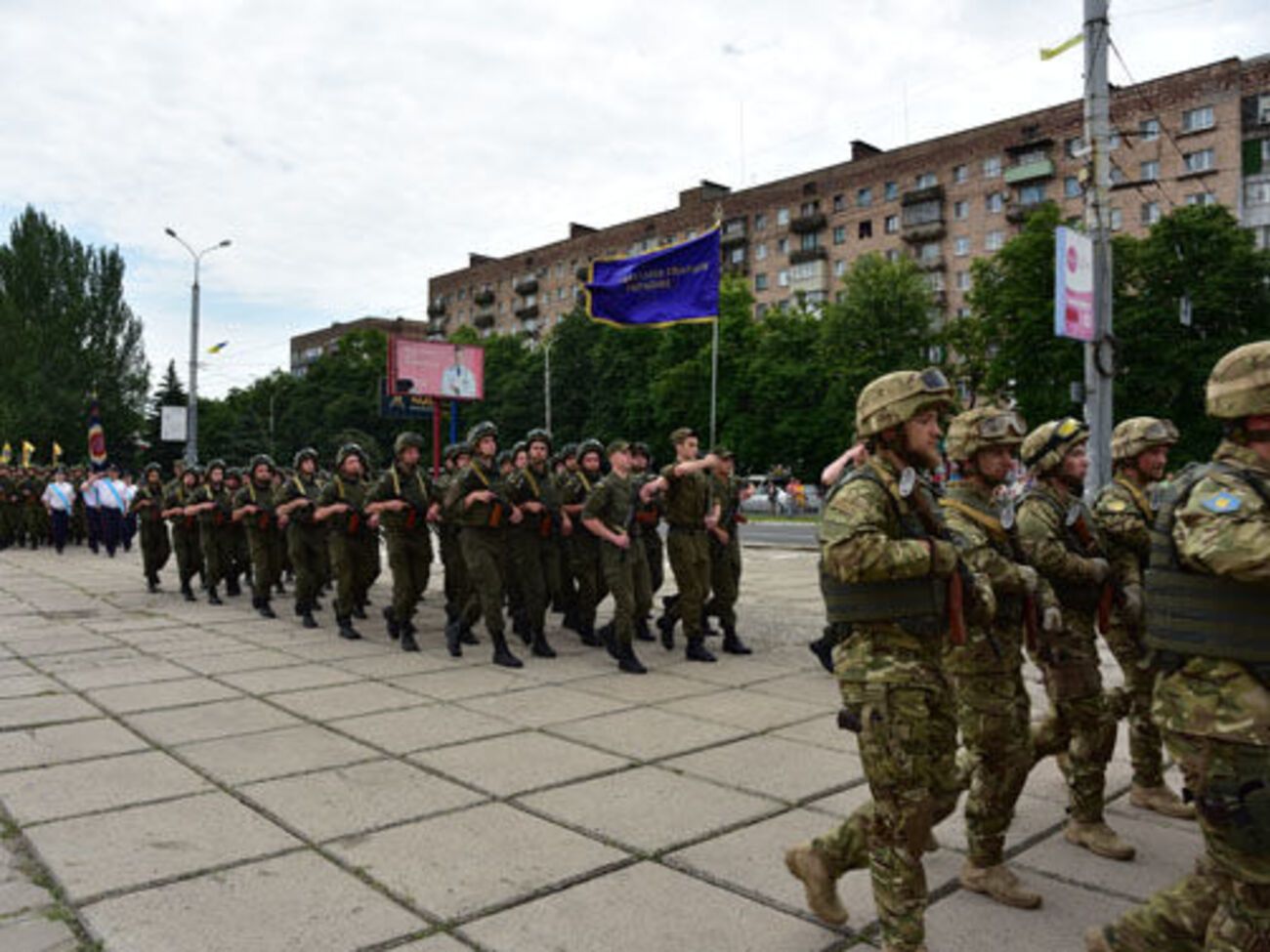 Сегодня в честь освобождения в центре Мариуполя прошел марш защитников города